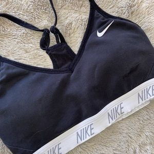Nike sports bra / Nike black sports bra
